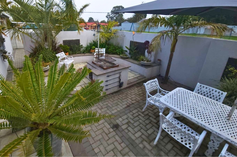 5 Bedroom Property for Sale in Loucharmante Western Cape